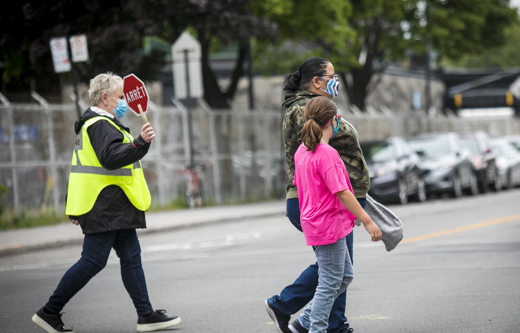 «Est-il sain qu’un enfant porte un masque six heures d’affilée cinq jours par semaine?», s'interroge l'auteur.